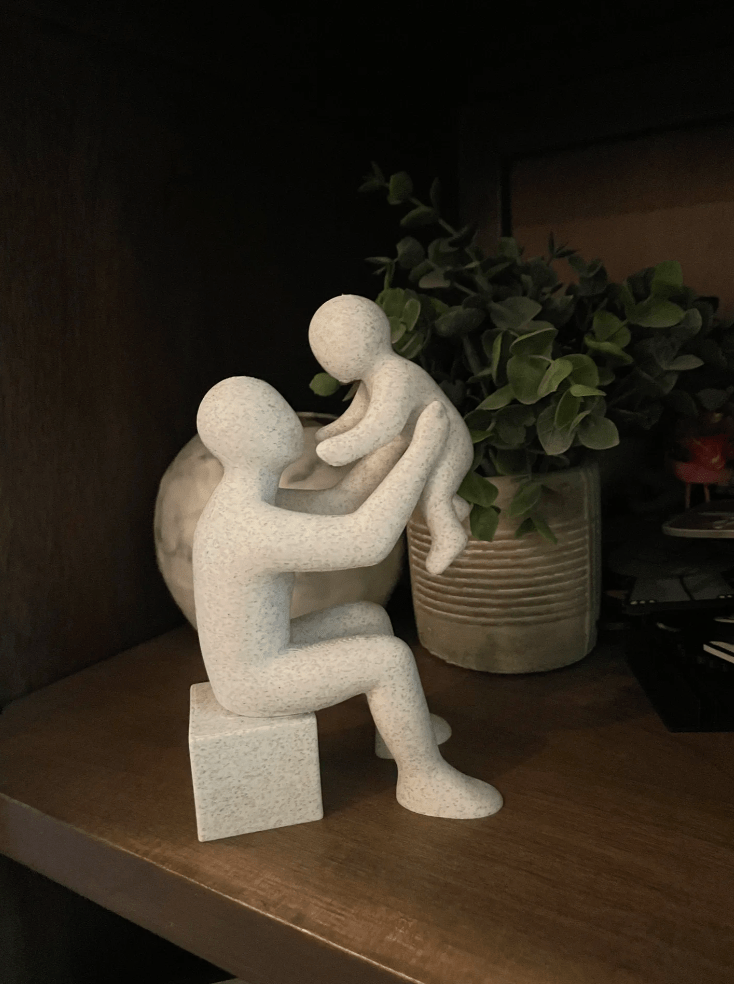 Escultura “Abraço de Pai” – Presente Decorativo para o Dia dos Pais