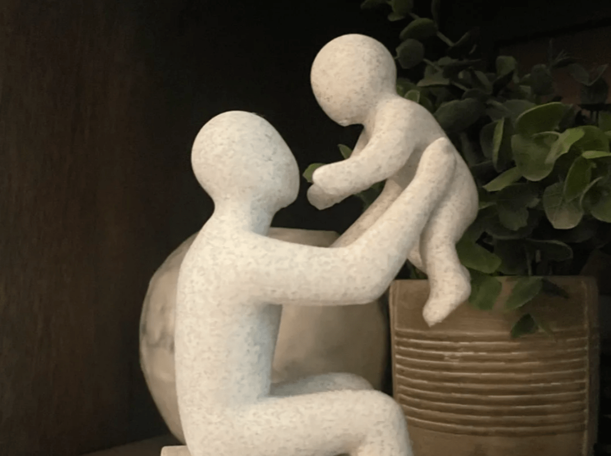 Escultura “Abraço de Pai” – Presente Decorativo para o Dia dos Pais